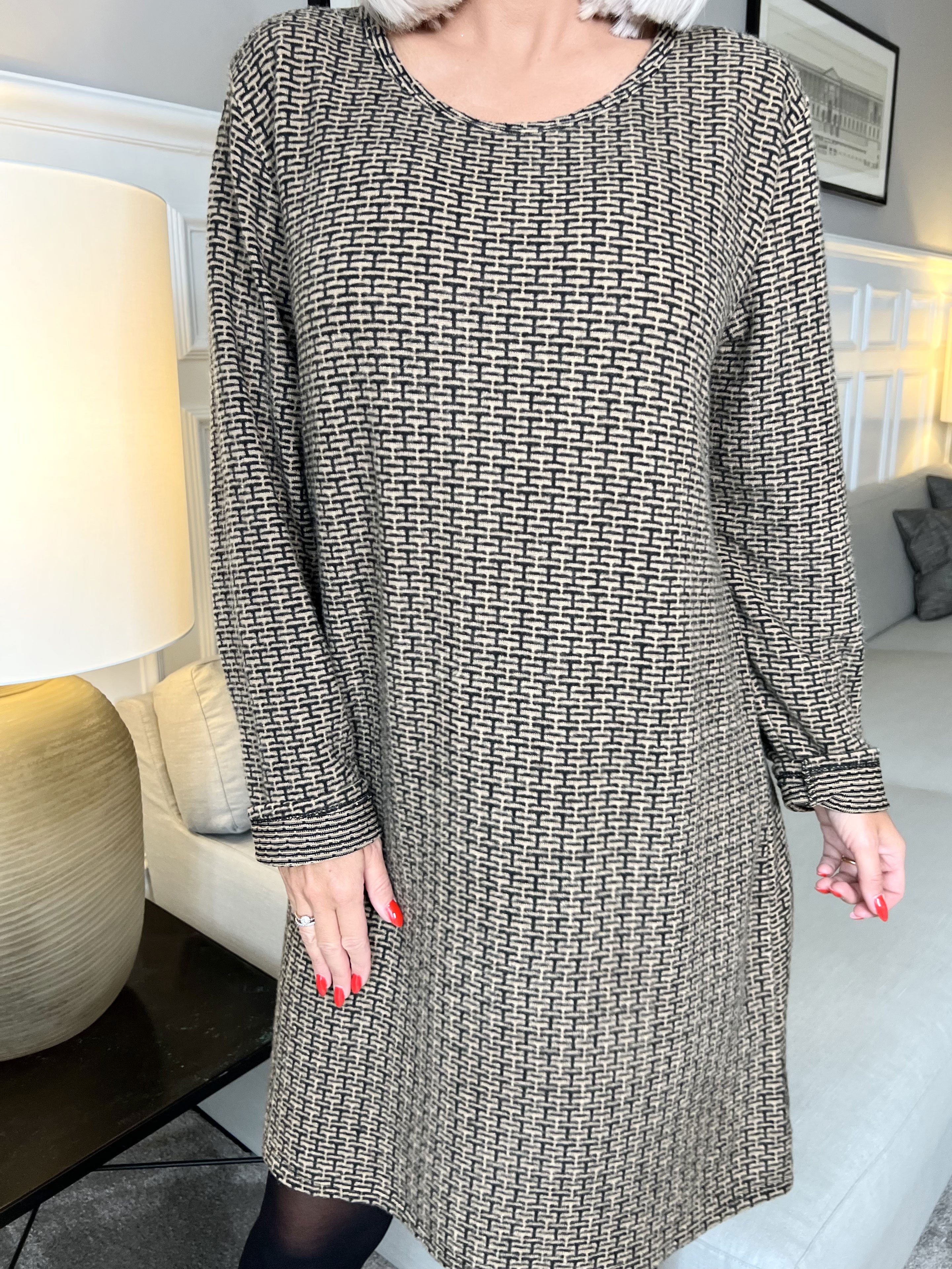 Nelma - Super fin kjole med mønstre